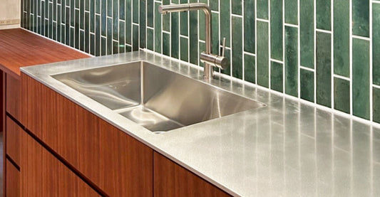 ステンレスキッチン天板｜バイブレーション・ヘアライン・エンボス仕上げの違いと選び方